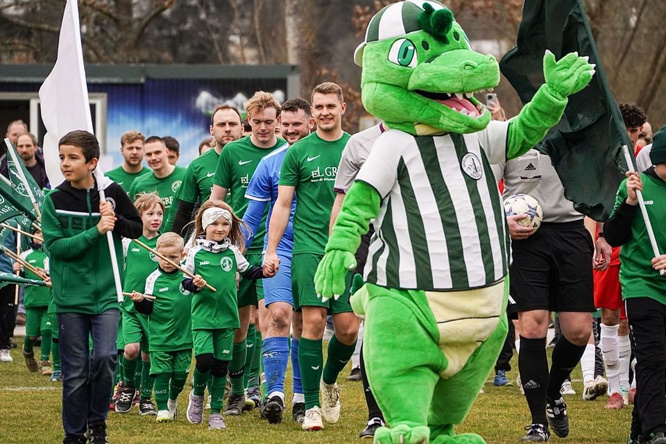 Einlaufkinder, Maskottchen, Fahnen: Das Regenstaufer Marktderby in der Bezirksliga Süd bot eine tolle Kulisse.