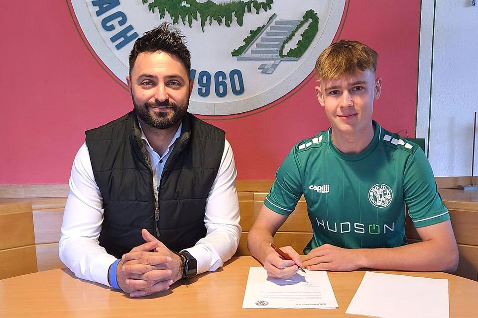 Neuzugang Simon Pirner (rechts) wird von Sportchef Erdal Izmire in Gebenbach willkommen geheißen. Neuzugang Simon Pirner (rechts) wird von Sportchef Erdal Izmire in Gebenbach willkommen geheißen.
