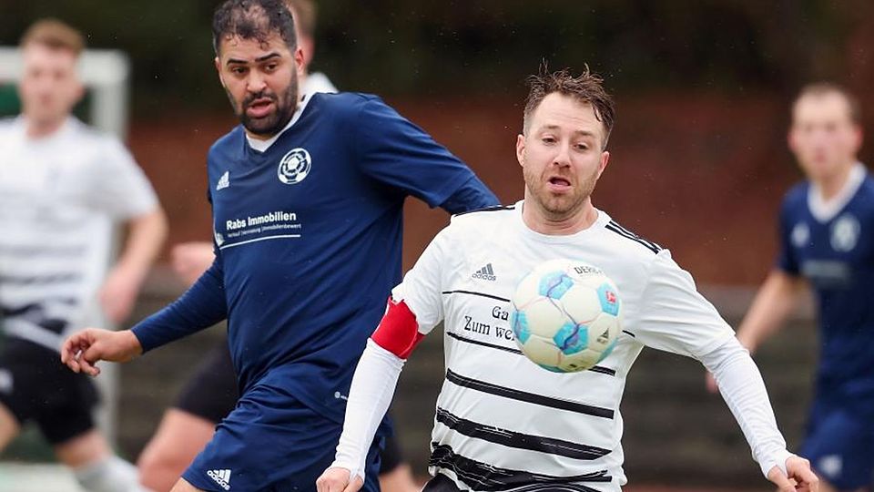Zwei Erfahrene unter sich: Mohamed Amin-Azhari (links) behält mit der Spvgg. Igstadt mit 4:0 bei Schierstein 08 um Riccardo Guarino die Oberhand.	Foto: Frank Heinen