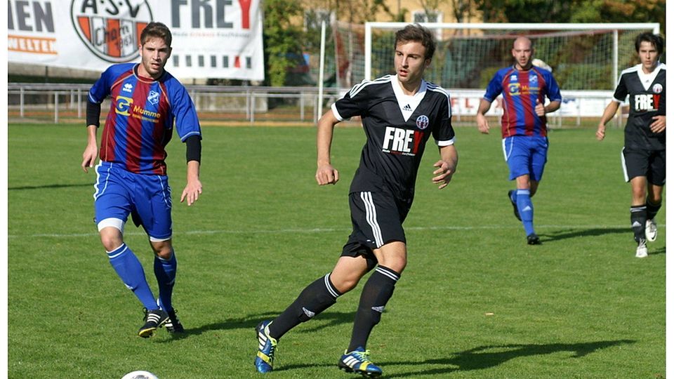 Er ordnete das Spiel und agierte an der Seite von Kapitän Mühlbauer sehr abgeklärt: Roman Karl (Mitte)