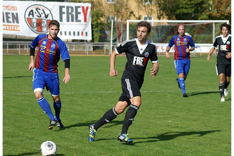 Er ordnete das Spiel und agierte an der Seite von Kapitän Mühlbauer sehr abgeklärt: Roman Karl (Mitte)