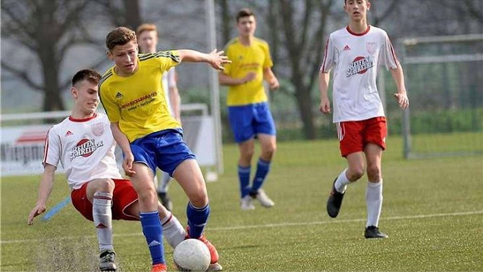 Sasha Stach (links, in Gelb im Spiel gegen Ankum) bewies in GMHütte für den Bramscher Nachwuchs erneut seinen Torriecher und erzielte das  0:2. Foto: Rolf Kamper