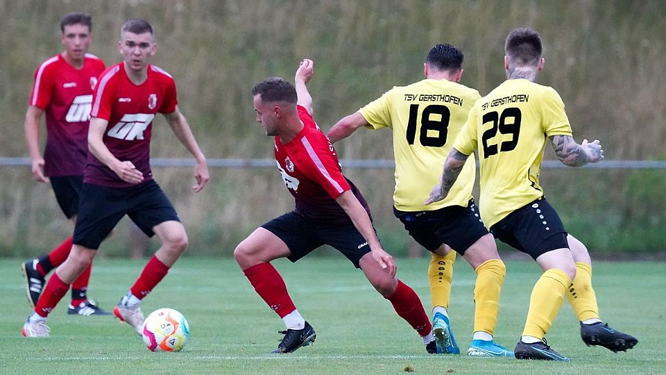 Wertingens Marcel Mayr (Mitte), dem auch das früher 1:0 für den Gastgeber gelang, lässt hier Gersthofens Admit Omerbegovic (Nummer 18) und Sascha Wenninger (rechts) aussteigen.