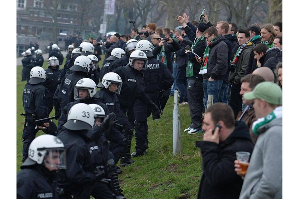 Einsatz der Polizei am Weserstadion in Bremen. Foto: Carmen Jaspersen