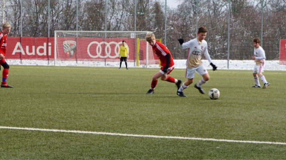 Auch heuer geht es in der Wintervorbereitung für Benjamin Tolks (3.v.r.) und Marlon Nicklas (li.) wieder gegen den Jahrgang 2005 des FC Ingolstadt.  F: Klebl