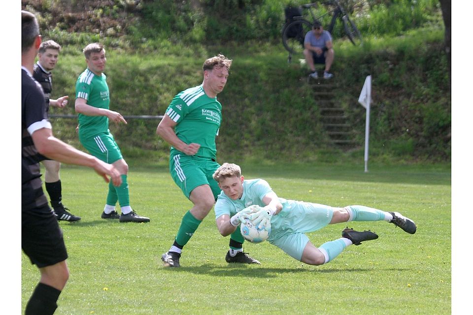 Da packt er zu, Tanderns Schlussmann Quirin Hechtl, ehe Paul Oberacher (TSV Hilgertshauen) Schaden anrichten kann.
