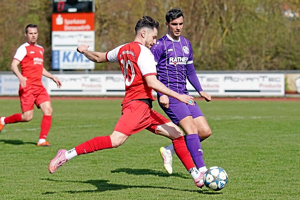 Admir Omerbegovic (am Ball) nahm genau Maß. Gegen den VfR Neuburg gelang dem Wörnitzsteiner ein lupenreiner Hattrick.