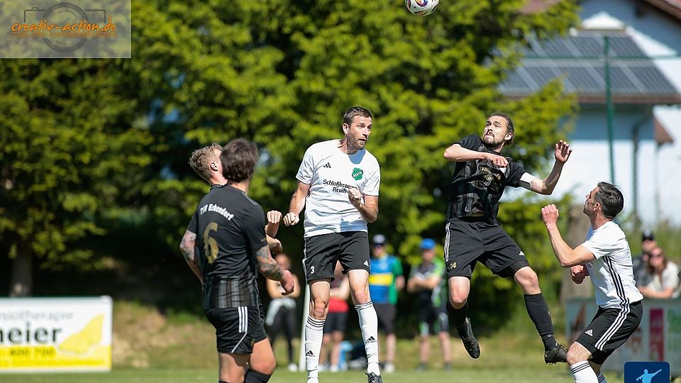 Keinen Sieger hatte das Derby TSV Reuth (in Weiß-Schwarz) gegen den Aufstiegsreleganten TSV Erbendorf (in Schwarz). Am Ende stand ein 1:1 auf der Anzeigetafel.