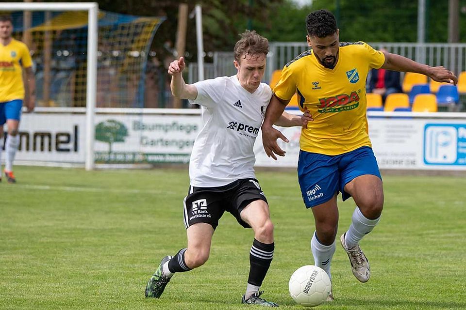 Noah Awuku (SV Todesfelde) gegen Helge Kröger (Heider SV).