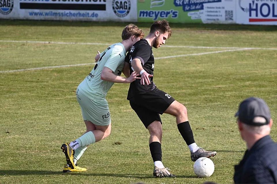 Meico Werner (PSV Neumünster) bedrängt  Luca Senger (Kilia Kiel).