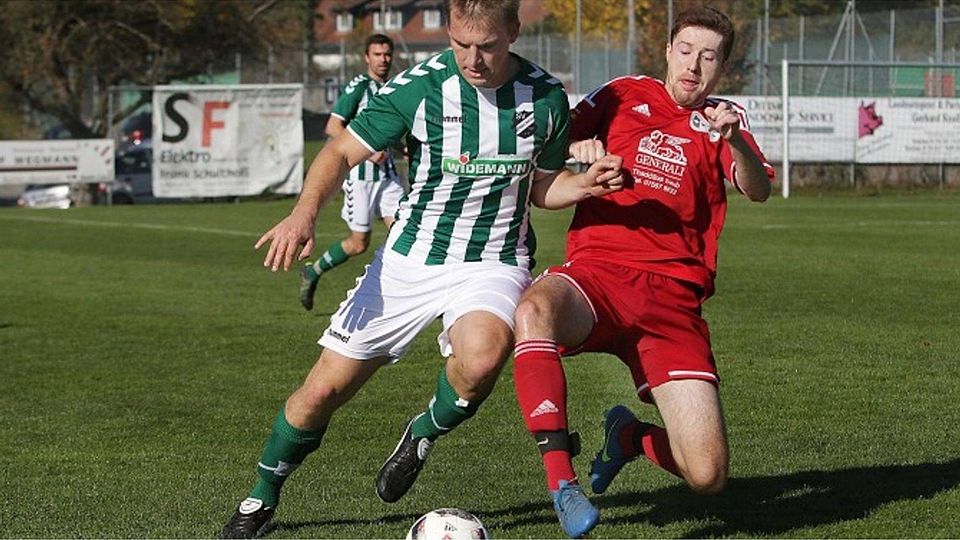 Alexander Haug (re.) und die SG Herdwangen/Großschönach verhinderten mit einem 2:1-Heimsieg über den SV Bermatingen den möglichen Sprung der Grün-Weißen an die Tabellenspitze. Links Tobias Zolg. Foto: Bodon
