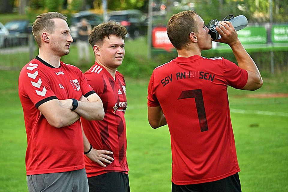 Den SSV Anhausen dürstet nach dem ersten Saisonsieg. Den wollen Trainer Benedikt Schmid, Dejan Kos und Christian Miller (von links) gegen die SpVgg Langerringen einfahren.