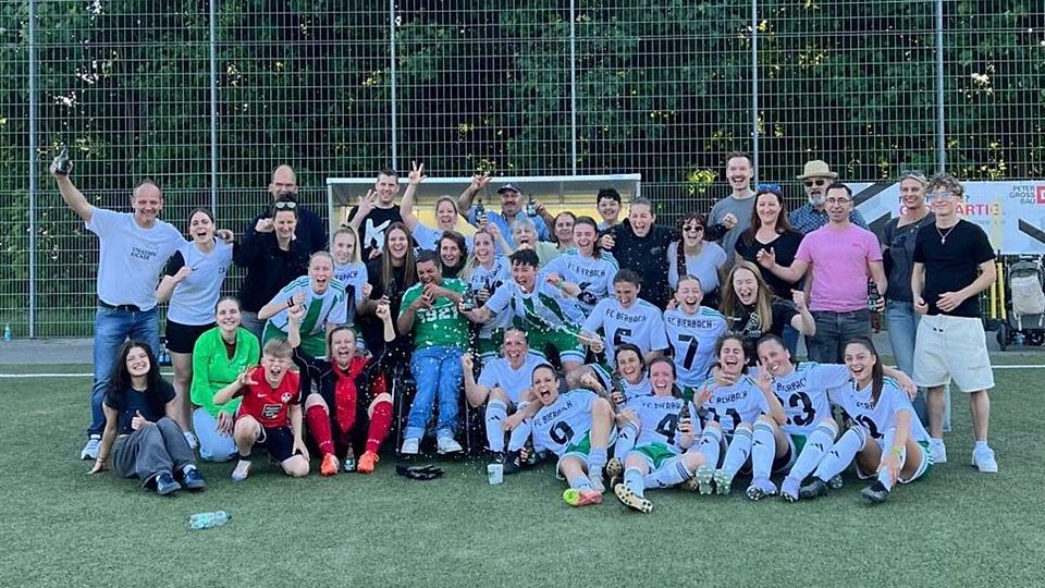 Diana Fröhlich (Bildmitte, im grün-weißen Trikot) und ihre Meistermannschaft des FC Bierbach