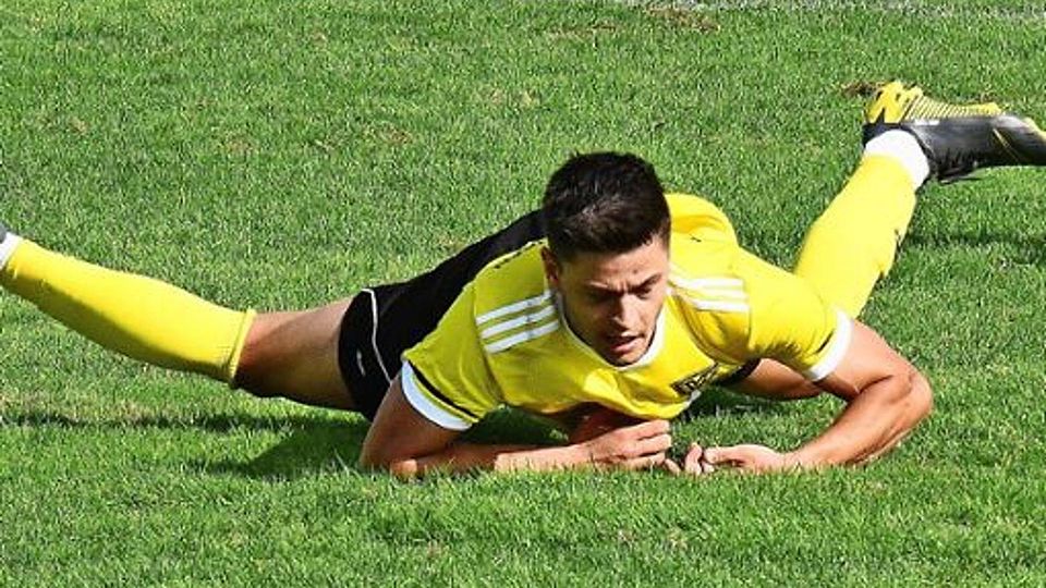 Am Boden: der Youngster Aris Charalampidis vergab die Riesenchance zur Echterdinger Führung.