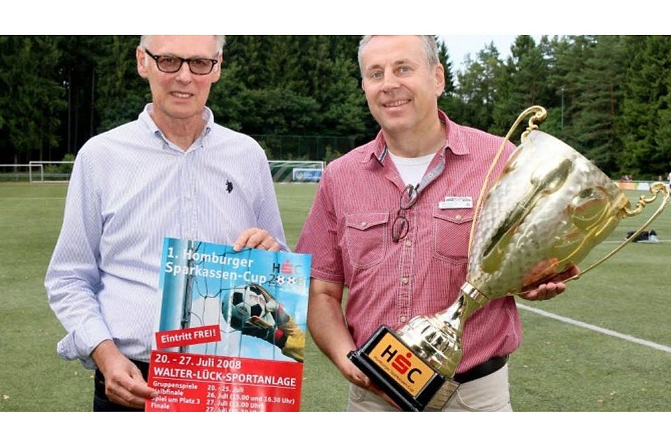Schon beim ersten Sparkassen-Cup waren Sparkassenchef Hartmut Schmidt (l.) und Wolfgang Abegg dabei. Auch ein Plakat aus dem Jahr 2008 und den Wanderpokal gibt es noch.