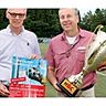 Schon beim ersten Sparkassen-Cup waren Sparkassenchef Hartmut Schmidt (l.) und Wolfgang Abegg dabei. Auch ein Plakat aus dem Jahr 2008 und den Wanderpokal gibt es noch.