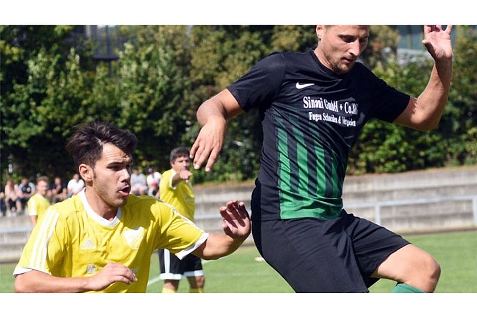 „Ich probiere es einfach mal“, dachte sich Harburgs Spielertrainer Manuel Fensterer (rechts) und schoss den Ball aus dem Mittelkreis direkt ins Tor des SV Schwörsheim-Munningen.	F.: Szilvia Izsó