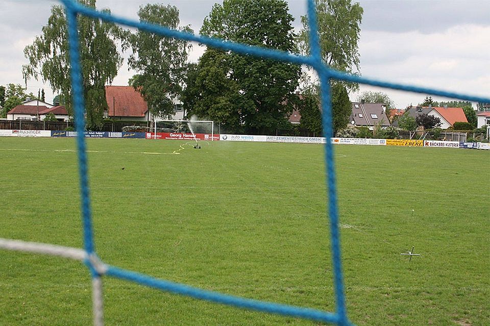 Wird auf diesem Spielfeld künftig Regionalliga-Fußball geboten? Sollte der BC Aichach den Aufstieg in die vierte Liga schaffen, müsste er Auflagen erfüllen. Vor allem muss er seine Spielstätte in ein