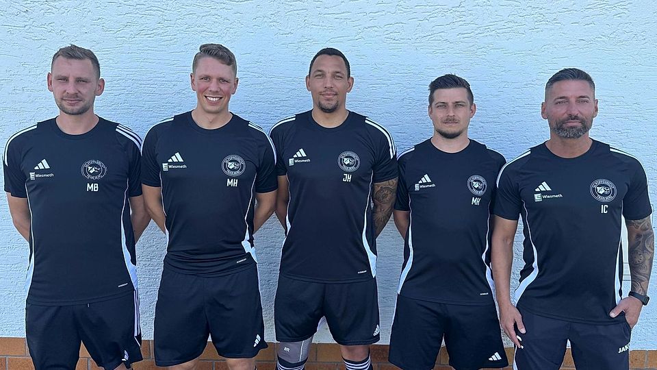 Das Trainerteam der SG Traßlberg/Mipo stellt seine Neuzugänge vor (von links): Co-Spielertrainer Michael Behrend, Moritz Hammer, Johann Henschke, Marco Honig und Cheftrainer Ilker Caliskan.