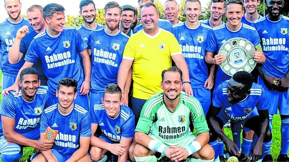 Titelträger: Landesligist FC Germania Teveren holte sich nach dem 4:2-Erfolg über SG Union Würm-Lindern die Geilenkirchener Fußball-Stadtmeisterschaft. Foto: agsb