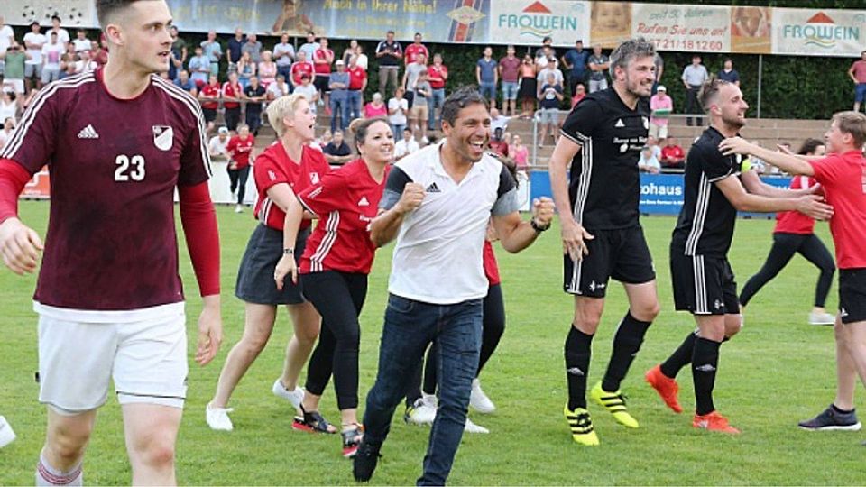 Ausgelassene Freude: Hassia-Trainer Nelson Rodrigues (Mitte) bejubelt den Aufstieg in die Oberliga.  	Foto: Edgar Daudistel