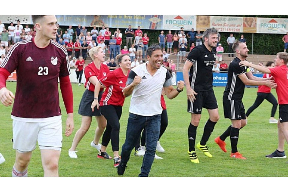 Ausgelassene Freude: Hassia-Trainer Nelson Rodrigues (Mitte) bejubelt den Aufstieg in die Oberliga.  	Foto: Edgar Daudistel