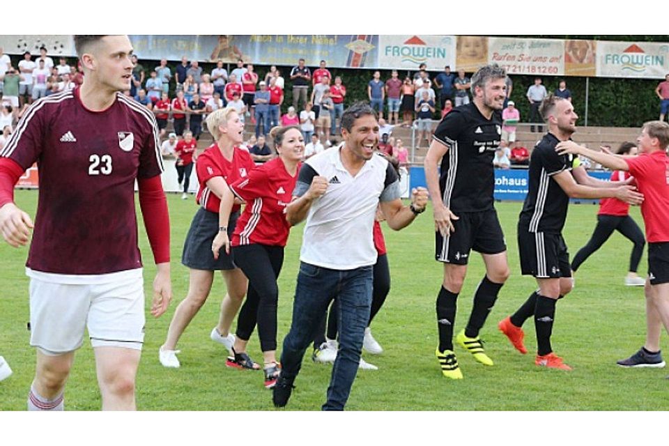 Ausgelassene Freude: Hassia-Trainer Nelson Rodrigues (Mitte) bejubelt den Aufstieg in die Oberliga. Foto: Edgar Daudistel Ausgelassene Freude: Hassia-Trainer Nelson Rodrigues (Mitte) bejubelt den Aufstieg in die Oberliga. Foto: Edgar Daudistel