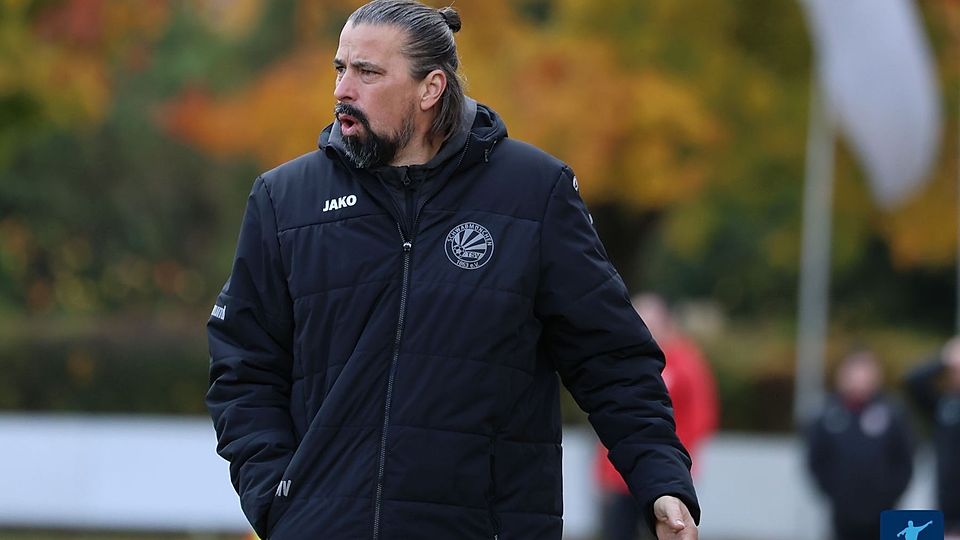 Er kam, sah - und hat noch nicht verloren: Emanuel Baum kann eine beeindruckende Statistik als Schwabmünchen-Coach vorweisen: 18 Spiele, 15 Siege, 3 Unentschieden.