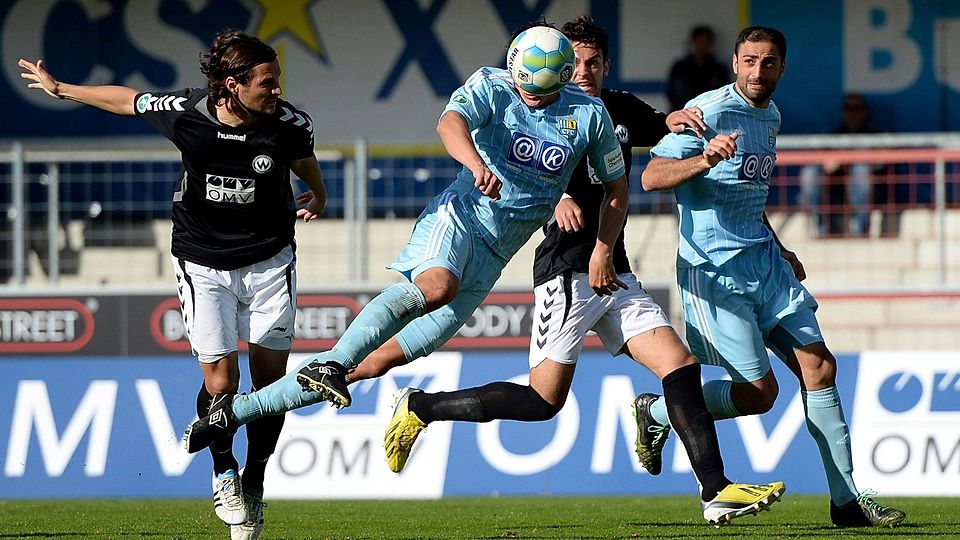 Alexander Eberlein (links) im Luftkampf mit einem Chemnitzer Spieler. F: Getty Images