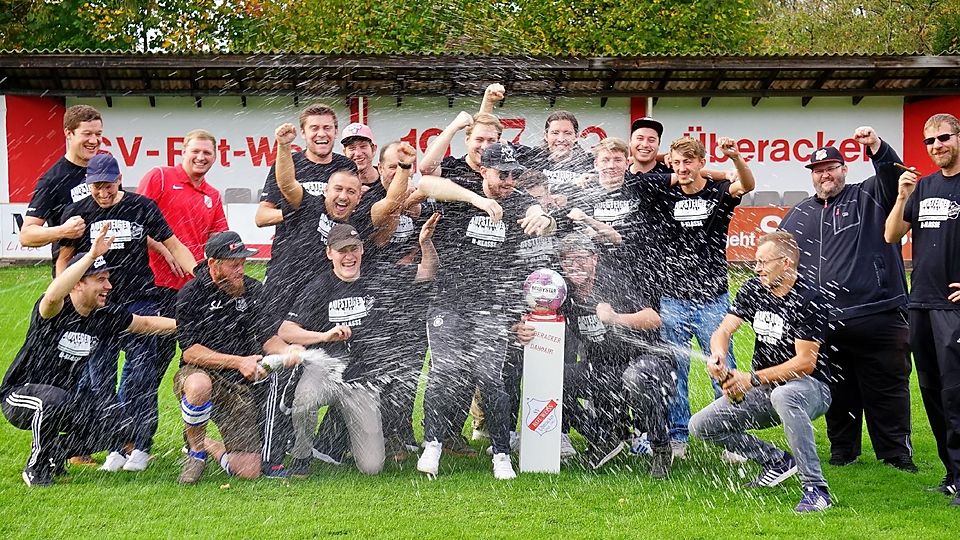 Die zweite Mannschaft von RW Überacker feiert den Meistertitel.