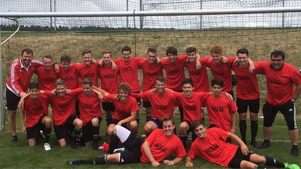 Die Meistermannschaft des ASV Cham mit den beiden Trainern Rolf Hermes (stehend, re.) und Andreas Herrmann (stehend, 2.v.li.) sowie den Sportlichen Leiter Gerhard Peintinger (stehend, li.)