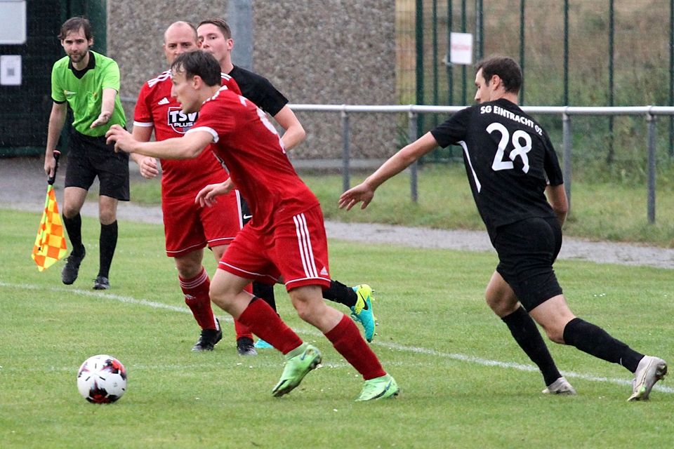 Der zweifache Torschütze Mirco Zipka (rotes Trikot) setzte sich einige Male gut in Szene.