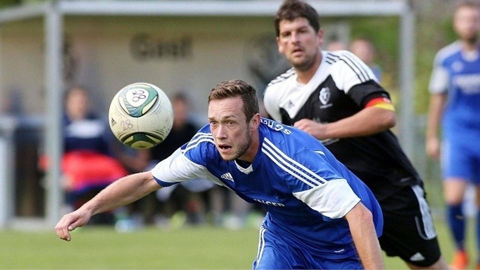 Louis Sautter (vorne) und die SG Hettingen/Inneringen bringen dem FV Fulgenstadt (hinten Kapitän Kevin Kraft) die erste Niederlage in dieser Saison auf dem Rasen bei. 3:2 heißt es am Ende für den Absteiger aus der Bezirksliga gegen den Aufsteiger aus Foto: Thomas Warnack