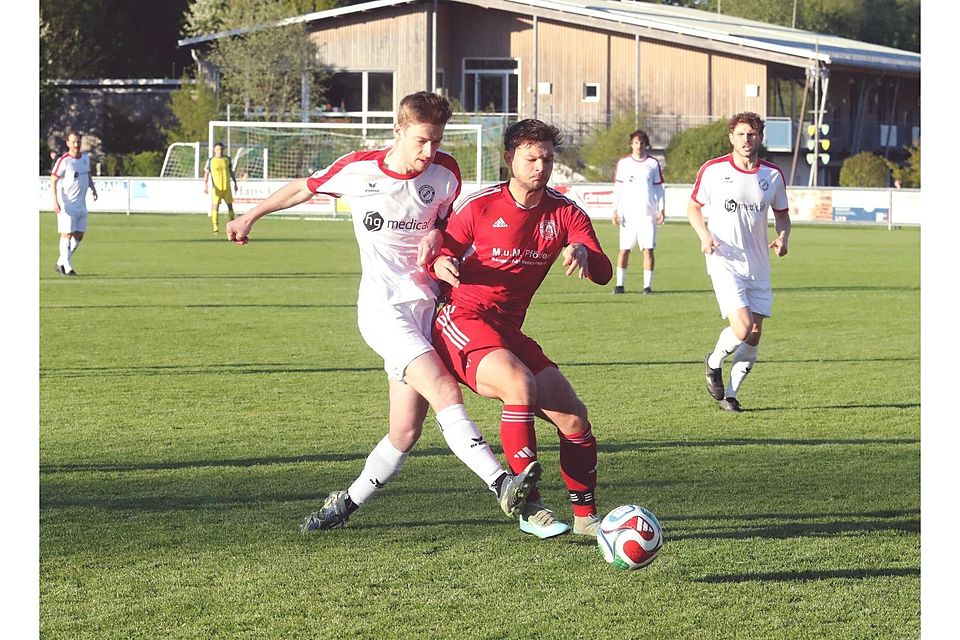 Lukas Matz (weiß) vs Tobi  BauerFußball, Bezirksliga Süd, SV Bad Heilbrunn vs SV Raisting 0:0, 29.04.2026, Nachholspiel