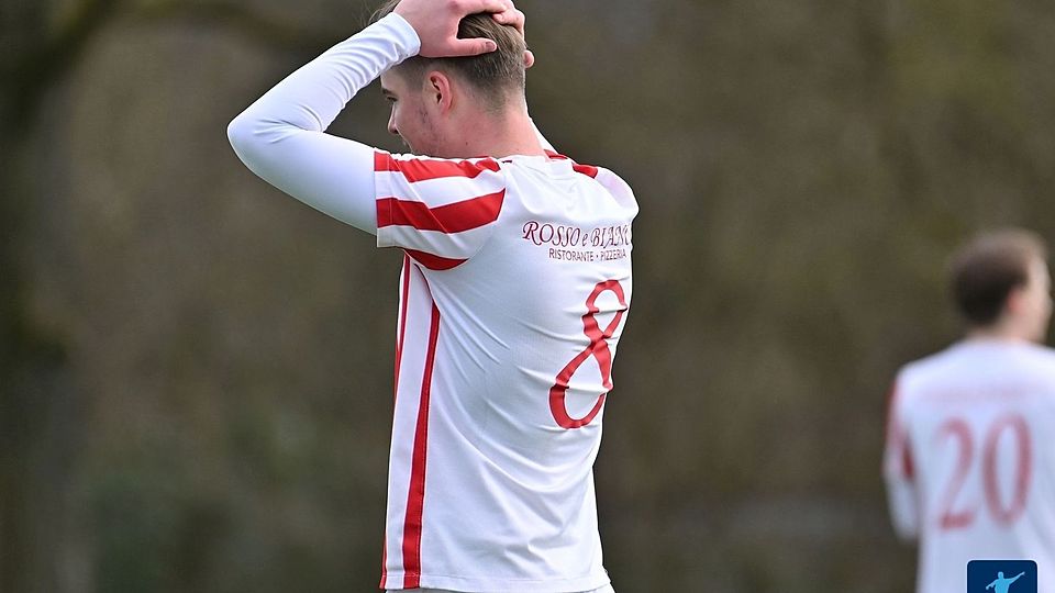 Enttäuschung überwiegt bei den Spielern der Reserve des SKV Rot-Weiß Darmstadt nach der Niederlage gegen den SV Hahn.