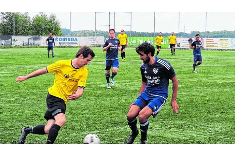 Ein echter, amtierender Nationalspieler aus Afghanistan im Einsatz für den Stolberger : Taher Kanischka (Mitte) in seinem ersten Spiel für den VfL 08 Vichttal. Foto: T. Meier