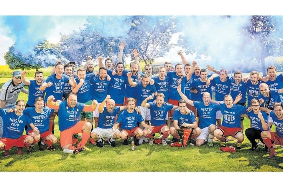 Der FC Illerkirchberg feierte die Meisterschaft in der Kreisliga B/Iller farbenfroh.