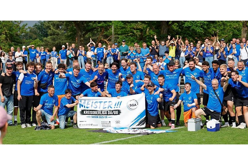 In Feierlaune: Die SG Arheilgen sicherte sich die Meisterschaft in der Fußball-Kreisoberliga Darmstadt/Groß-Gerau und damit den Aufstieg in die Gruppenliga. Foto: Peter Henrich In Feierlaune: Die SG Arheilgen sicherte sich die Meisterschaft in der Fußball-Kreisoberliga Darmstadt/Groß-Gerau und damit den Aufstieg in die Gruppenliga. Foto: Peter Henrich