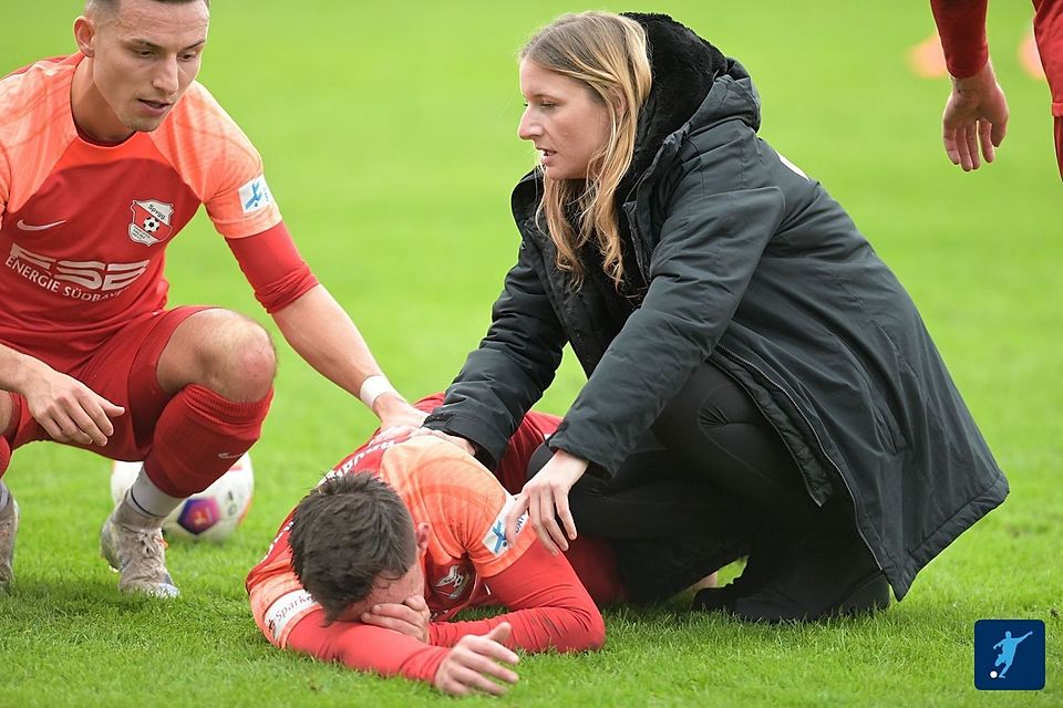 Aufreger: Samuel Pex (am Boden) musste nach einem Foul verletzt ausgewechselt werden.