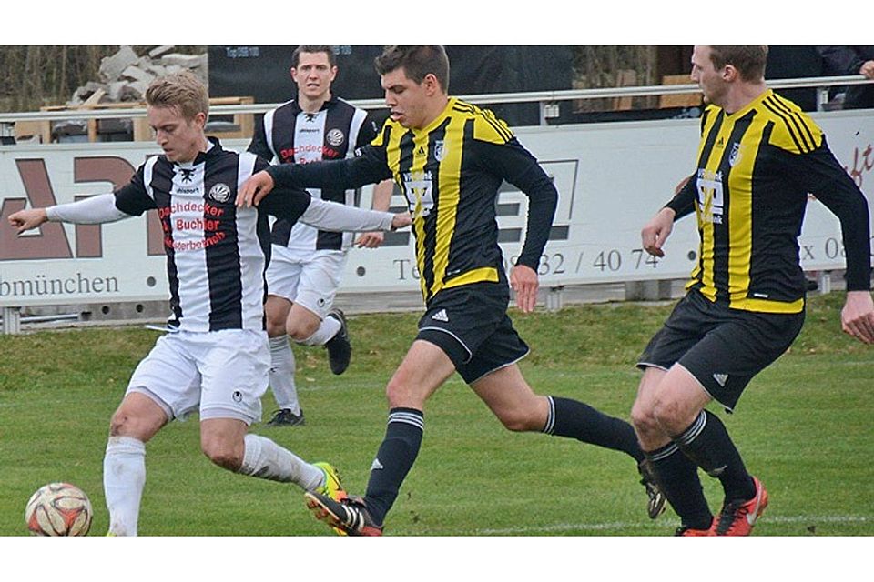 Er ist wieder am Ball: Nach eineinhalb Jahren Verletzungspause bestritt Tim Uhde (links) in der Kreisliga-Mannschaft des TSV Schwabmünchen seine erste Partie.  Foto: Reinhold Radloff