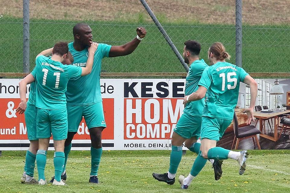 Endlich den Titel feiern wollen die Kicker des SC Oberweikertshofen. Hier bejubelt Marwane Gobitaka sein Tor zum zwischenzeitlichen 1:0 gegen den FC Penzing.