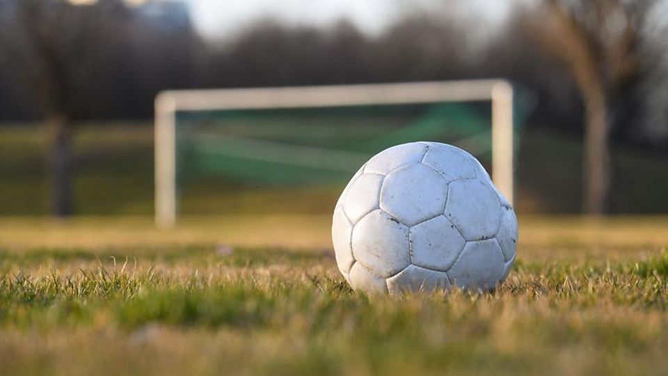 Wie bereits vor Jahrzehnten, kommt es auch heute noch auf den Fußballplätzen immer wieder zu Auseinandersetzungen.	Foto: Tobias Hase/dpa