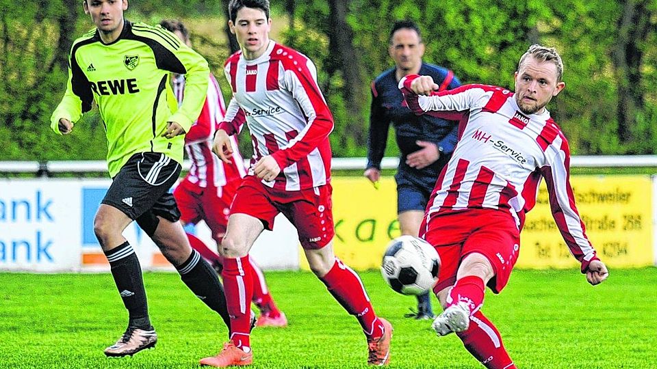Ederens Benjamin Schmiedel (r.) zieht ab. Einen nie gefährdeten Sieg landeten die Gäste aus dem Linnicher Stadtteil gegen Gastgeber Rhenania Lohn. Foto: Kròl