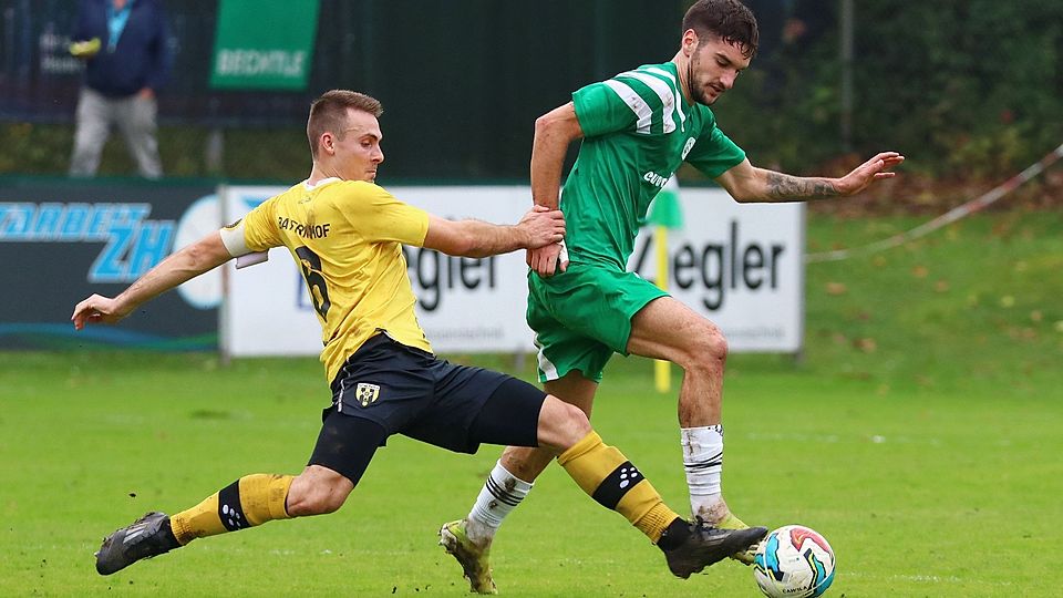 Fortuna Regensburg (rechts Andrea Nocerino) und Bayern Hof (hier mit Kapitän Nico Schmidt) lieferten sich ein hart umkämpftes Match.