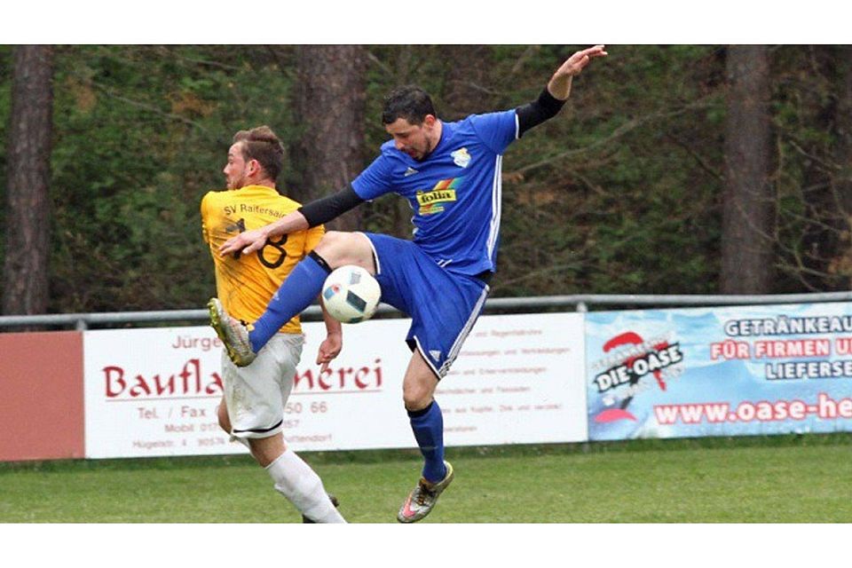Daniel Heyn (in blau) und der TSV Fischbach verteidigten ihre Serie gegen den SV Raitersaich um Roman Egerer. F: Janousch