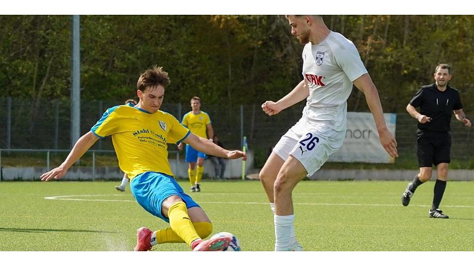 Matchwinner für den FC Cleeberg: Adis Fejzovic (r.) erzielt beim 3:2-Erfolg im Derby gegen die SG Waldsolms und David Sluka drei Tore für die „Raubritter“. © Isabel Althof