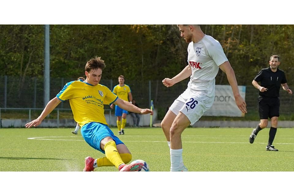 Matchwinner für den FC Cleeberg: Adis Fejzovic (r.) erzielt beim 3:2-Erfolg im Derby gegen die SG Waldsolms und David Sluka drei Tore für die „Raubritter“. © Isabel Althof