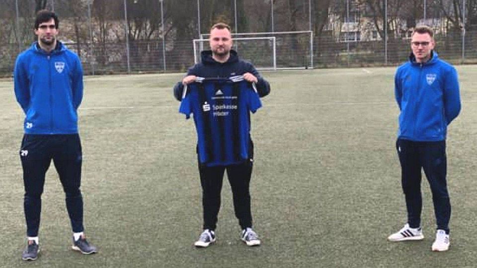 Dennis Ferranti (links), Sportlicher Leiter, und Trainer Marcus Menzel (rechts) begrüßen Neuzugang André Nagel.