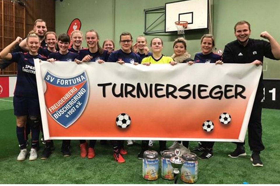 Die Frauen des TuS Halberbracht freuen sich über den Sieg beim Kreisliga-Turnier. Sie gewannen das Finale gegen die SG LOK.