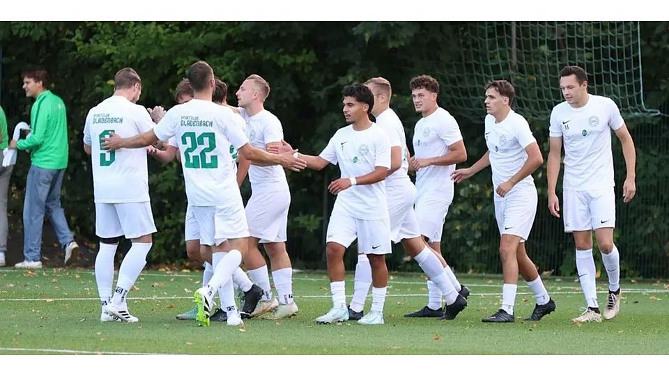 Gladenbacher Jubeltraube: Der GSC gewinnt das Freitagabend-Derby beim VfL Weidenhausen mit 3:1 und rückt auf Rang 5 der Kreisoberliga Nord vor. © Jens Schmidt